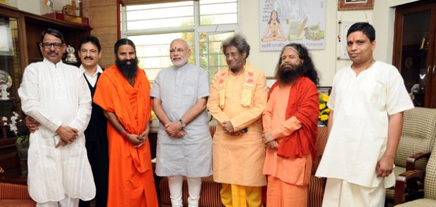 Pujya Swamiji & Saints Meet with Shri Narendra Modiji