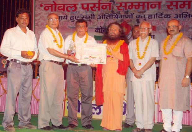 Pujya Swamiji is Honored with Noble Person’s Award in Lucknow