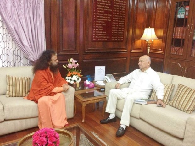 Pujya Swamiji meets with Honourable Shri Sushil Kumar Shindeji, Union Home Minister