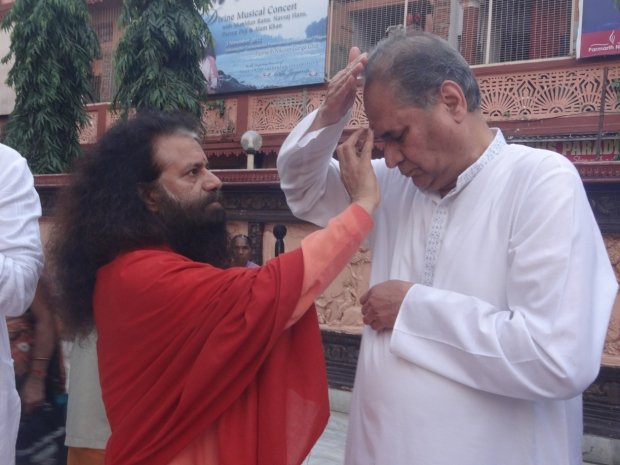 Pujya Swamiji inspires CSR and the Bajaj Family joins Project Hope Efforts