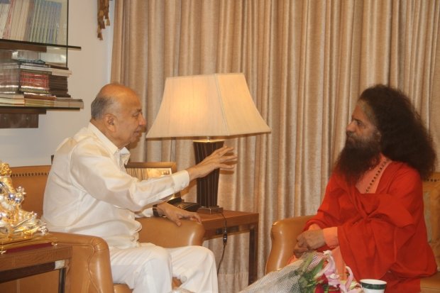 Pujya Swamiji meets with Home Minister and other key officials