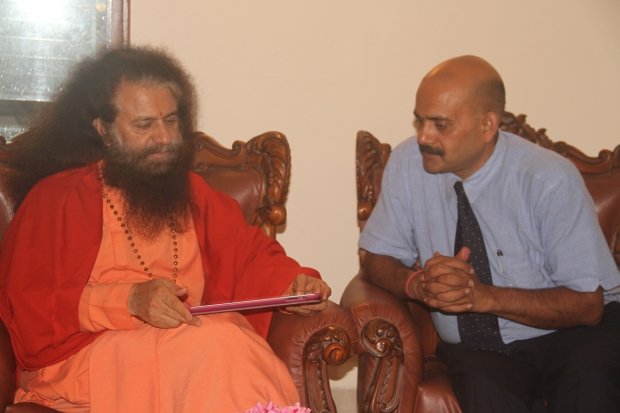 Senior Director of FICCI meets with Pujya Swamiji