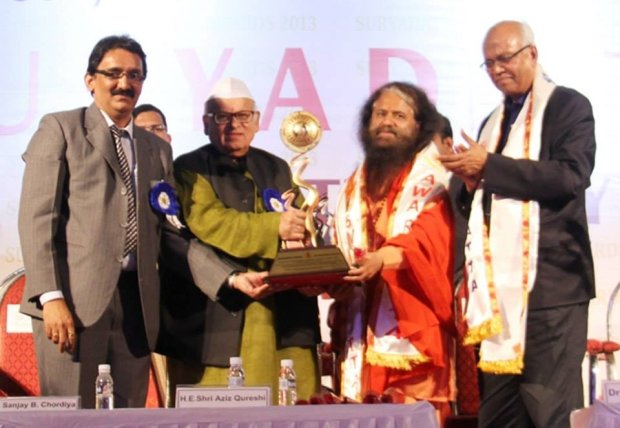 Pujya Swamiji awarded Surya Ratna Lifetime Achievement Award