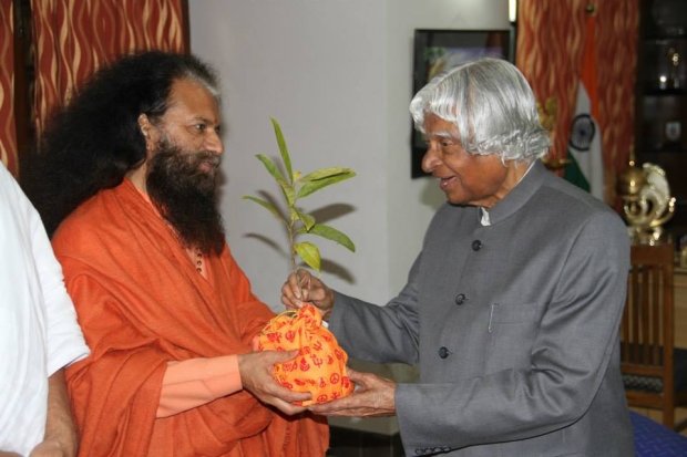 Pujya Swamiji meets India’s Former President, Dr. Abdul Kalamji