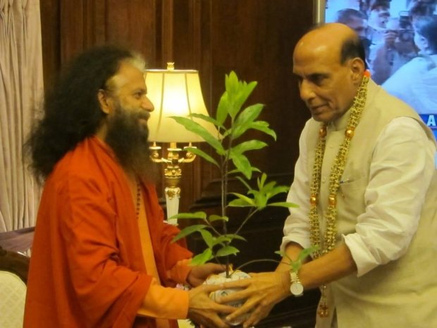 Pujya Swamiji meets with Union Home Minister Shri Rajnath Singhji