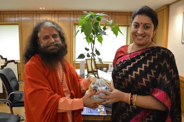 Pujya Swamiji discusses Green Schools with Smt. Smriti Iraniji