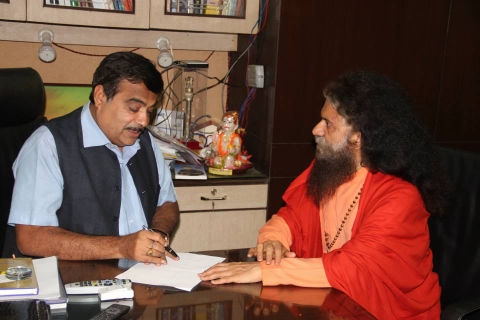Pujya Swamiji and Shri Nitin Gadkariji discuss Green Ganga