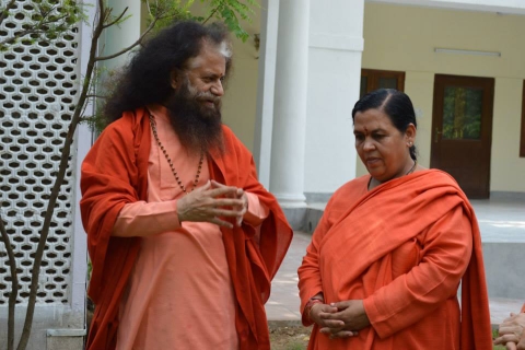 Pujya Swamiji Gives a Green Blessing to Uma Bhartiji