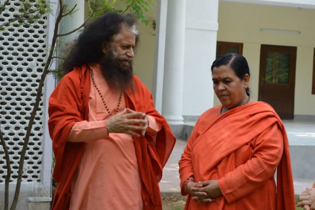 Pujya Swamiji Gives a Green Blessing to Uma Bhartiji