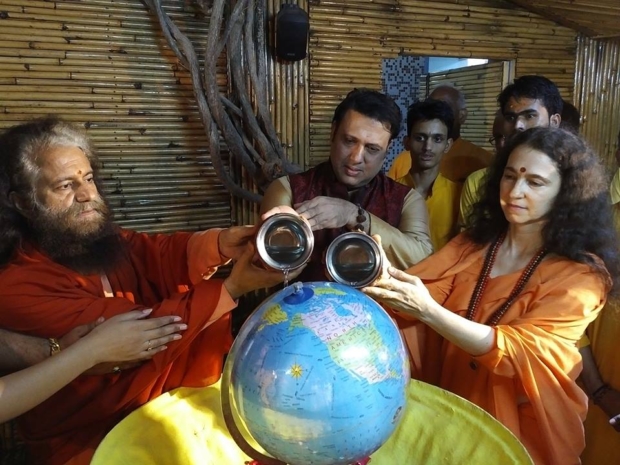 Actor Govinda shows his support to the‪ ‎SwachhtaSankalp‬